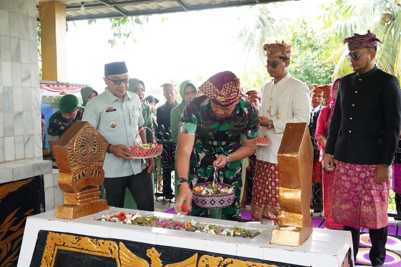 Wabup Lampung Selatan M. Syaiful Anwar bersama Pangdam XXI/Radin Inten ziarah ke makam Radin Inten II