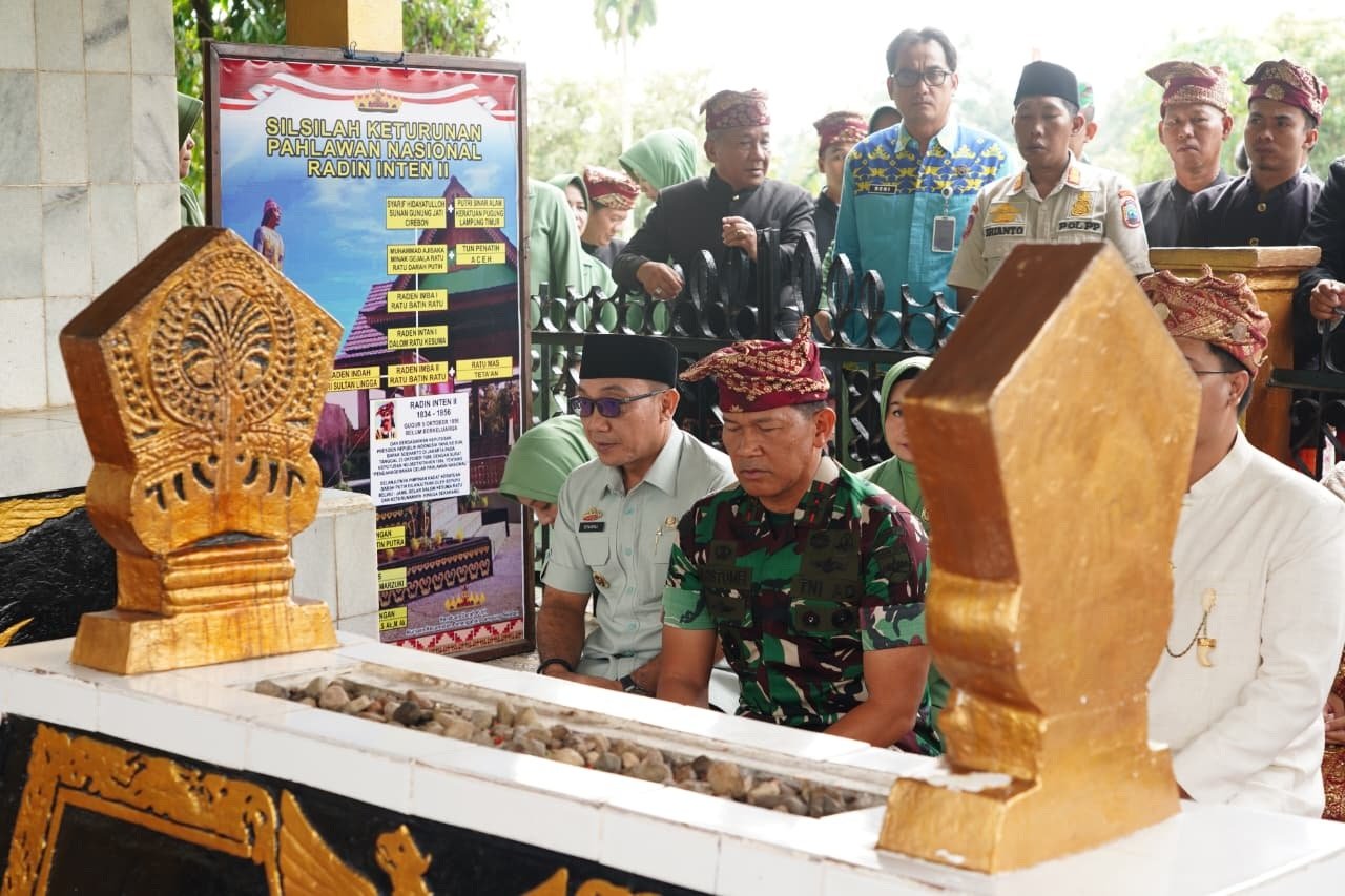 Wabup Lampung Selatan M. Syaiful Anwar bersama Pangdam XXI/Radin Inten ziarah ke makam Radin Inten II Wabup Lampung Selatan M. Syaiful Anwar bersama Pangdam XXI/Radin Inten ziarah ke makam Radin Inten II