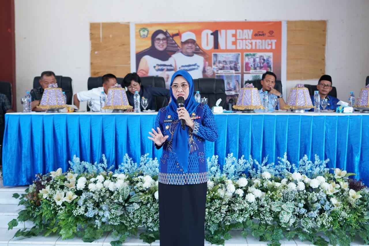 Bupati Gowa Sitti Husniah Talenrang meninjau Kecamatan Bajeng lewat program One Day One District.