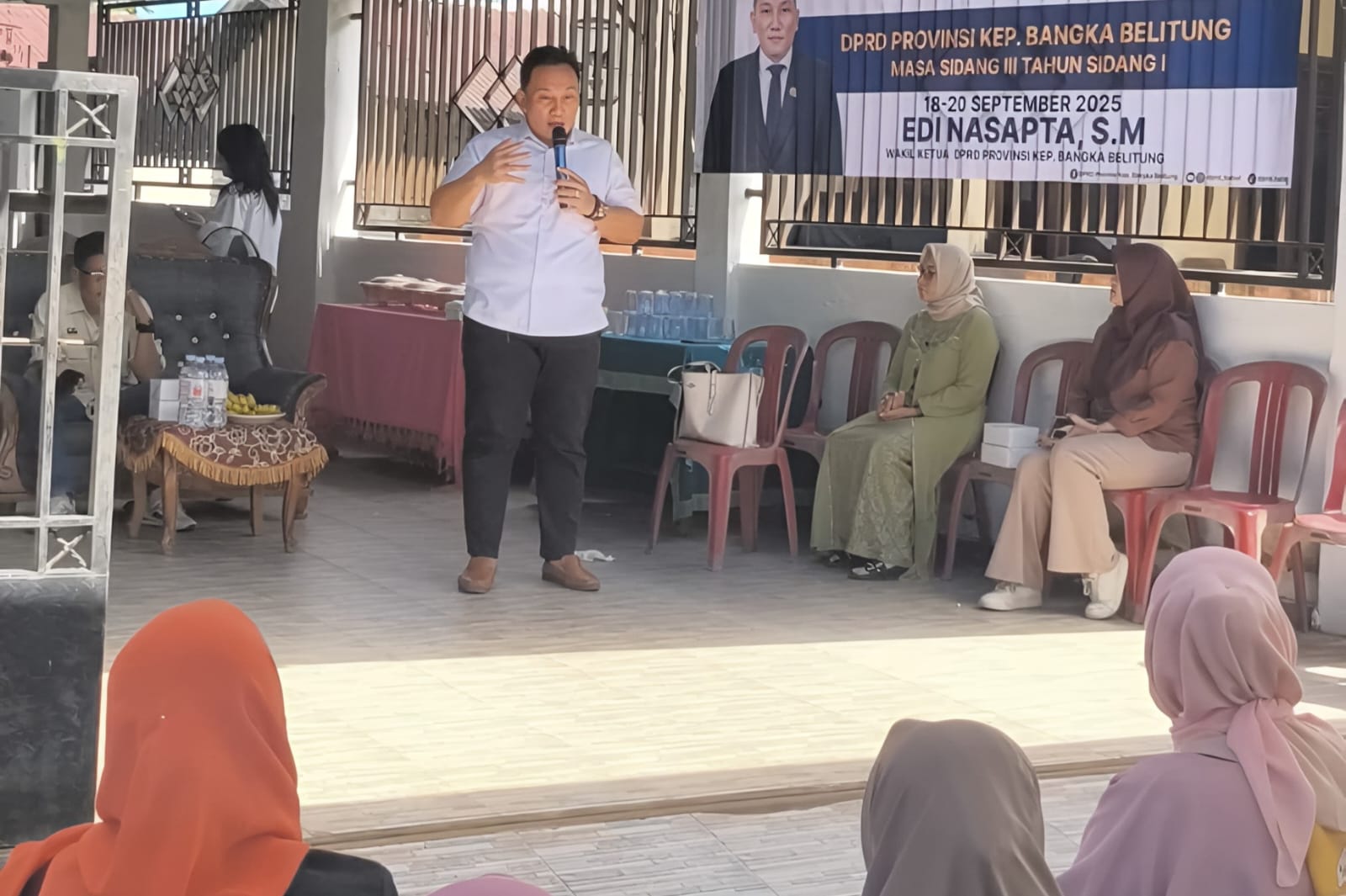 Warga Desa Aik Rayak sampaikan aspirasi kepada Wakil Ketua DPRD Babel, Edi Nasapta.