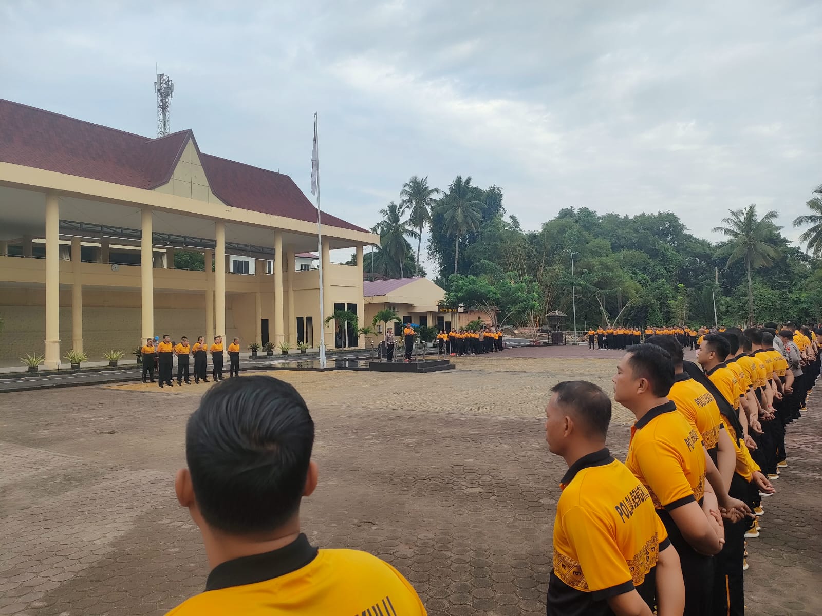 Kabid Propam Polda Bengkulu Kombes Pol. Sugeng Pujihartono mengingatkan personel untuk hidup sederhana dan bijak menggunakan media sosial saat apel olahraga pagi.
