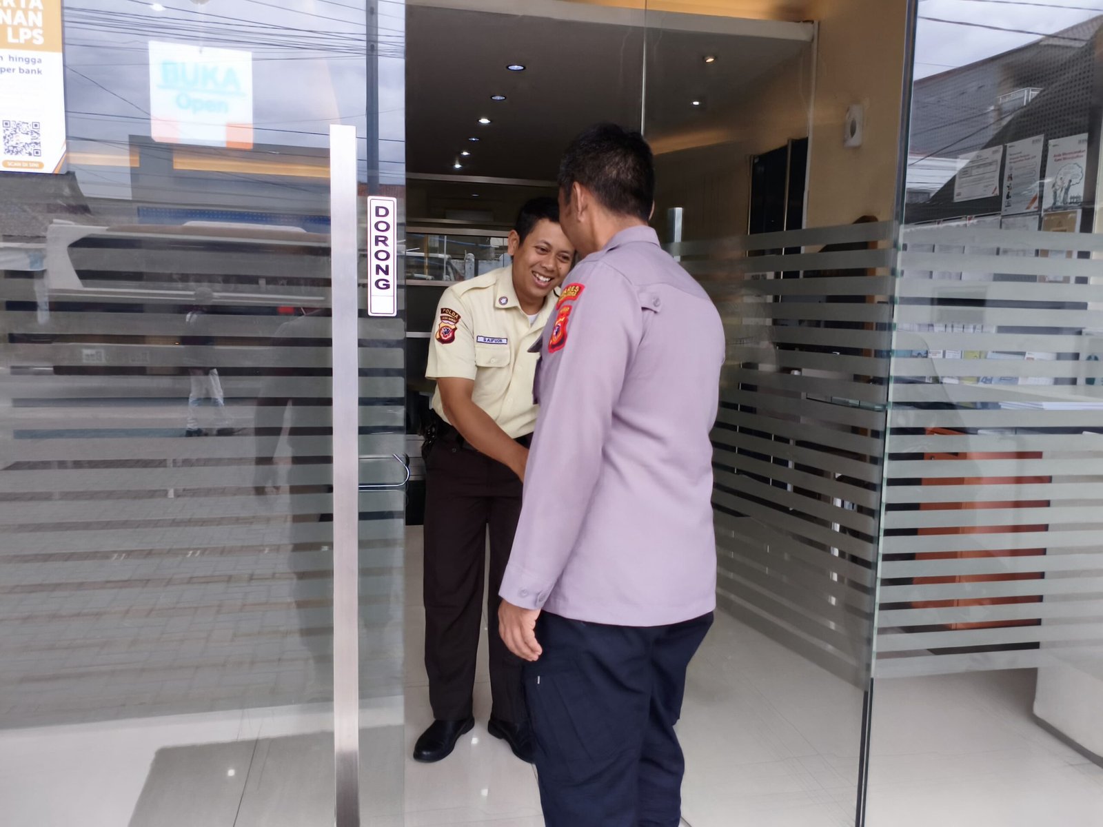 Kapolsek mengingatkan security agar selalu meningkatkan kewaspadaan.