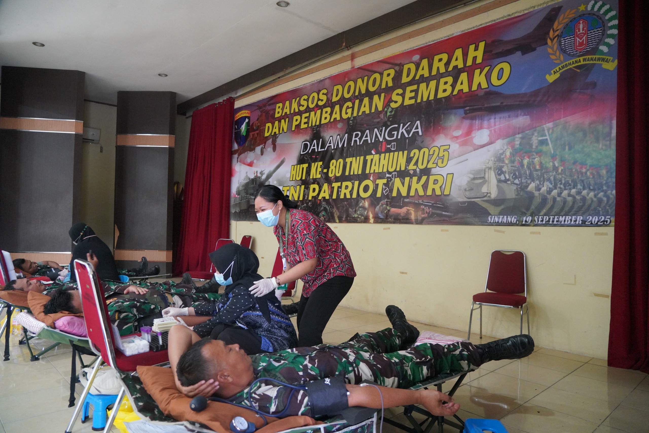 Korem 121/Abw bersama PMI dan Denkesyah Sintang menggelar donor darah serta pembagian sembako dalam rangka HUT ke-80 TNI