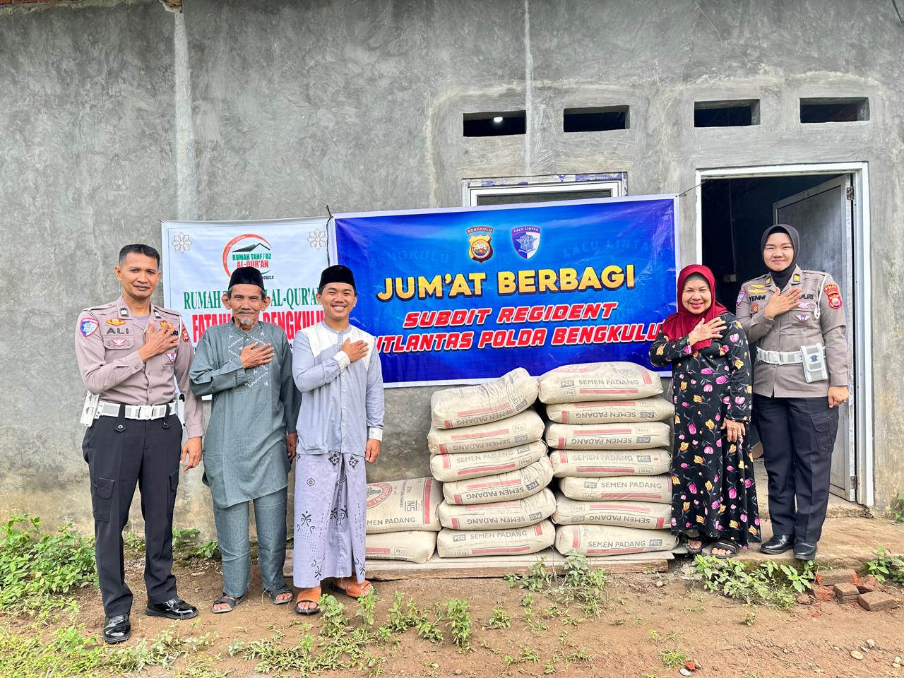 Ditlantas Polda Bengkulu menyalurkan bantuan semen untuk pembangunan Rumah Tahfiz Quran Yayasan Fatahillah.