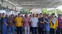Anggota DPRD Babel, Sardi, menyerap aspirasi warga Simpang Katis soal penerangan jalan, pembangunan masjid, siring limbah, dan bantuan bibit pertanian.