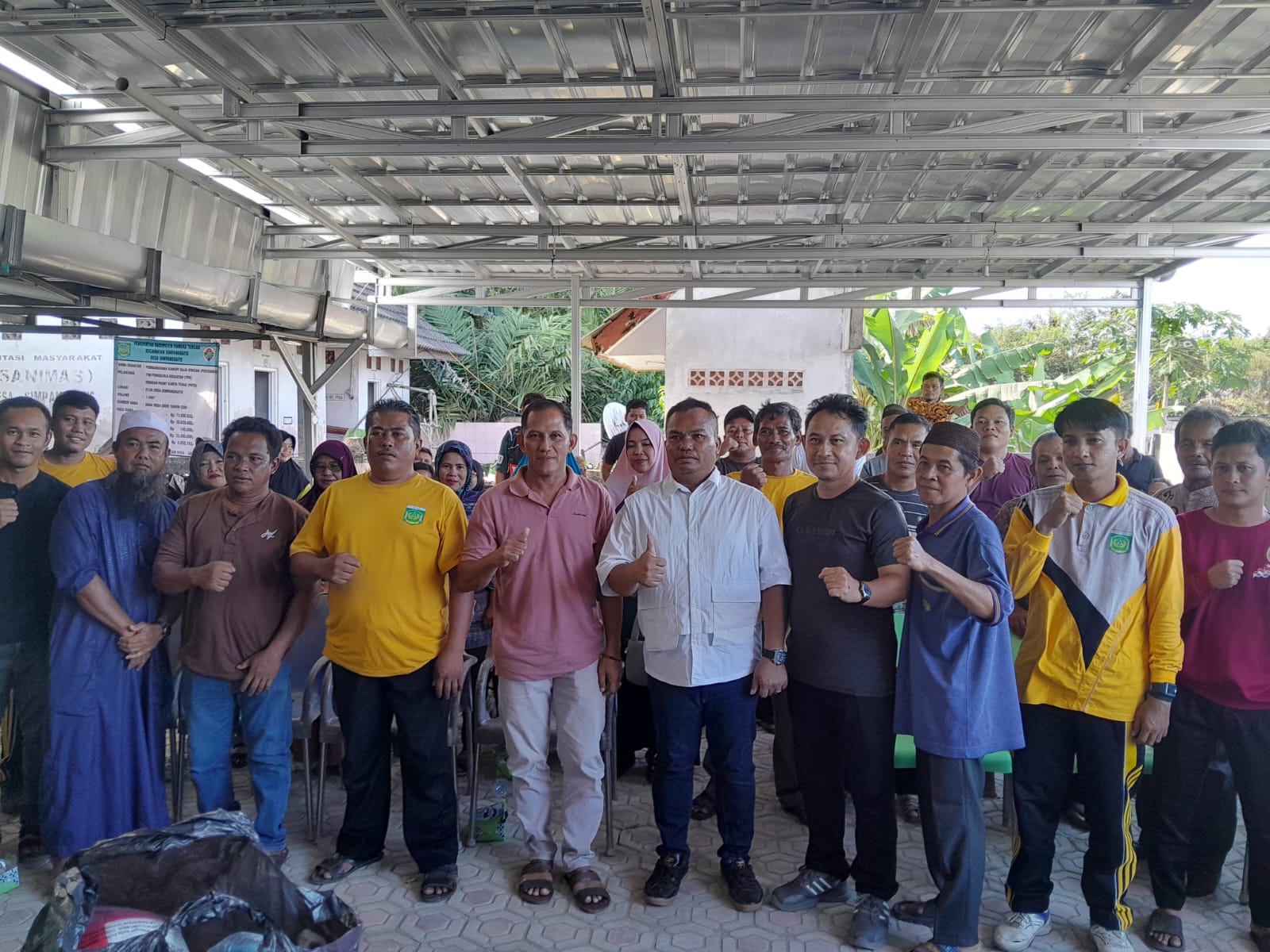 Anggota DPRD Babel, Sardi, menyerap aspirasi warga Simpang Katis soal penerangan jalan, pembangunan masjid, siring limbah, dan bantuan bibit pertanian.