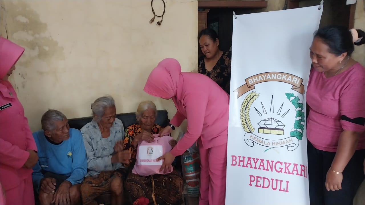 Polsek Majalengka Kota dan Bhayangkari menggelar bakti sosial di Babakanjawa