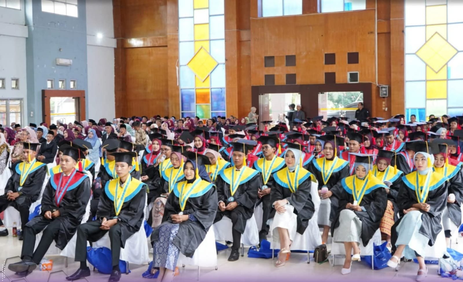 Sebanyak 98 mahasiswa resmi meraih gelar sarjana. Sebanyak 98 mahasiswa resmi meraih gelar sarjana.