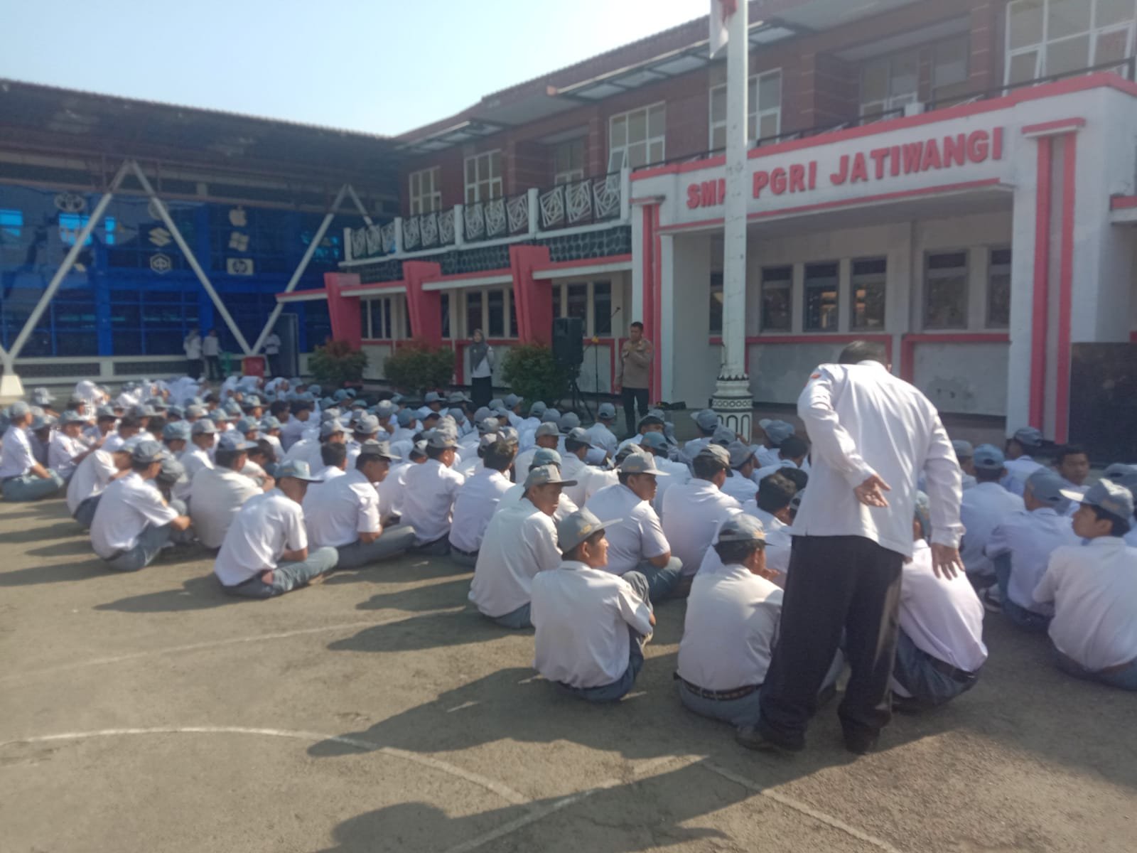 Polisi Dekatkan Diri dengan Pelajar Lewat Edukasi Hukum Polisi Dekatkan Diri dengan Pelajar Lewat Edukasi Hukum
