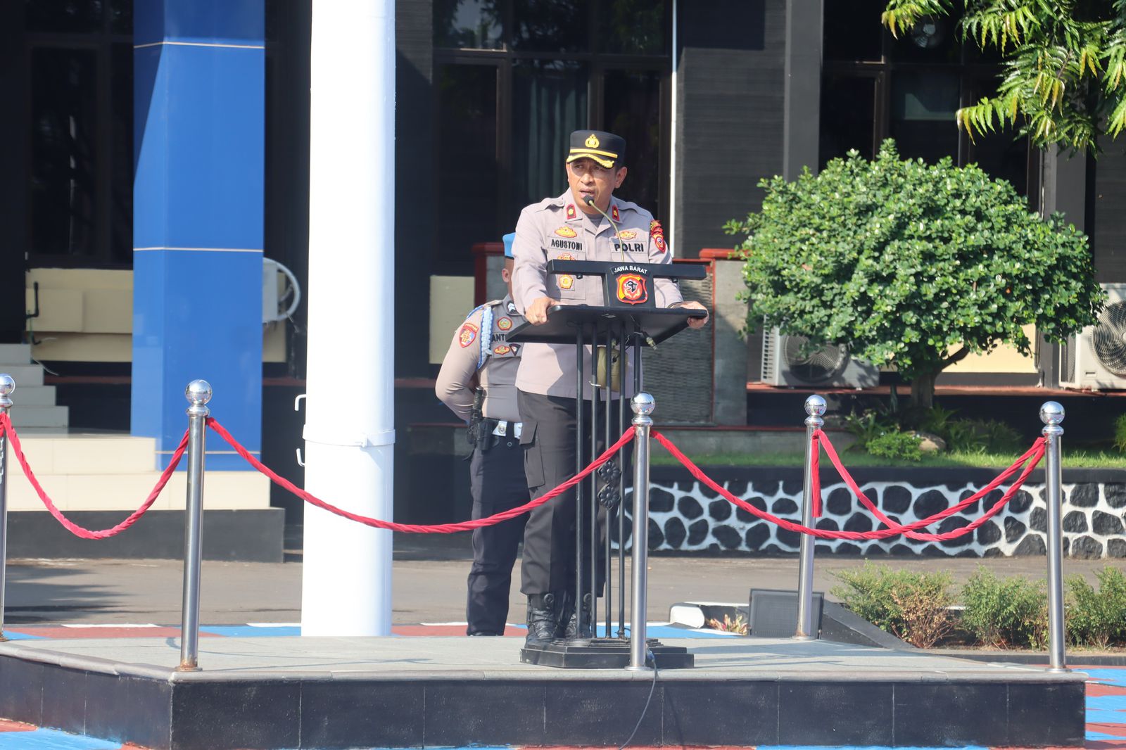 Wakapolres Majalengka KOMPOL Asep Agustoni pimpin apel jam pimpinan di Mako Polres