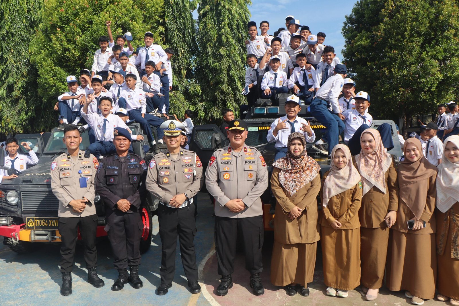 Wakapolda Bengkulu Brigjen Pol. Dicky Sondani, S.I.K., M.H., menjadi Pembina Upacara Bendera di SMP Negeri 5 Kota Bengkulu, Wakapolda Bengkulu Brigjen Pol. Dicky Sondani, S.I.K., M.H., menjadi Pembina Upacara Bendera di SMP Negeri 5 Kota Bengkulu,