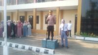 Kapolsek Palasah IPTU Yuda Irawan pimpin upacara bendera di SMKN 1 Palasah.