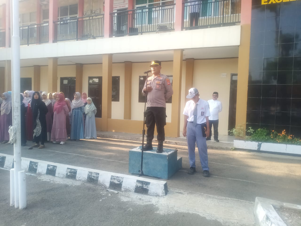 Kapolsek Palasah IPTU Yuda Irawan pimpin upacara bendera di SMKN 1 Palasah.