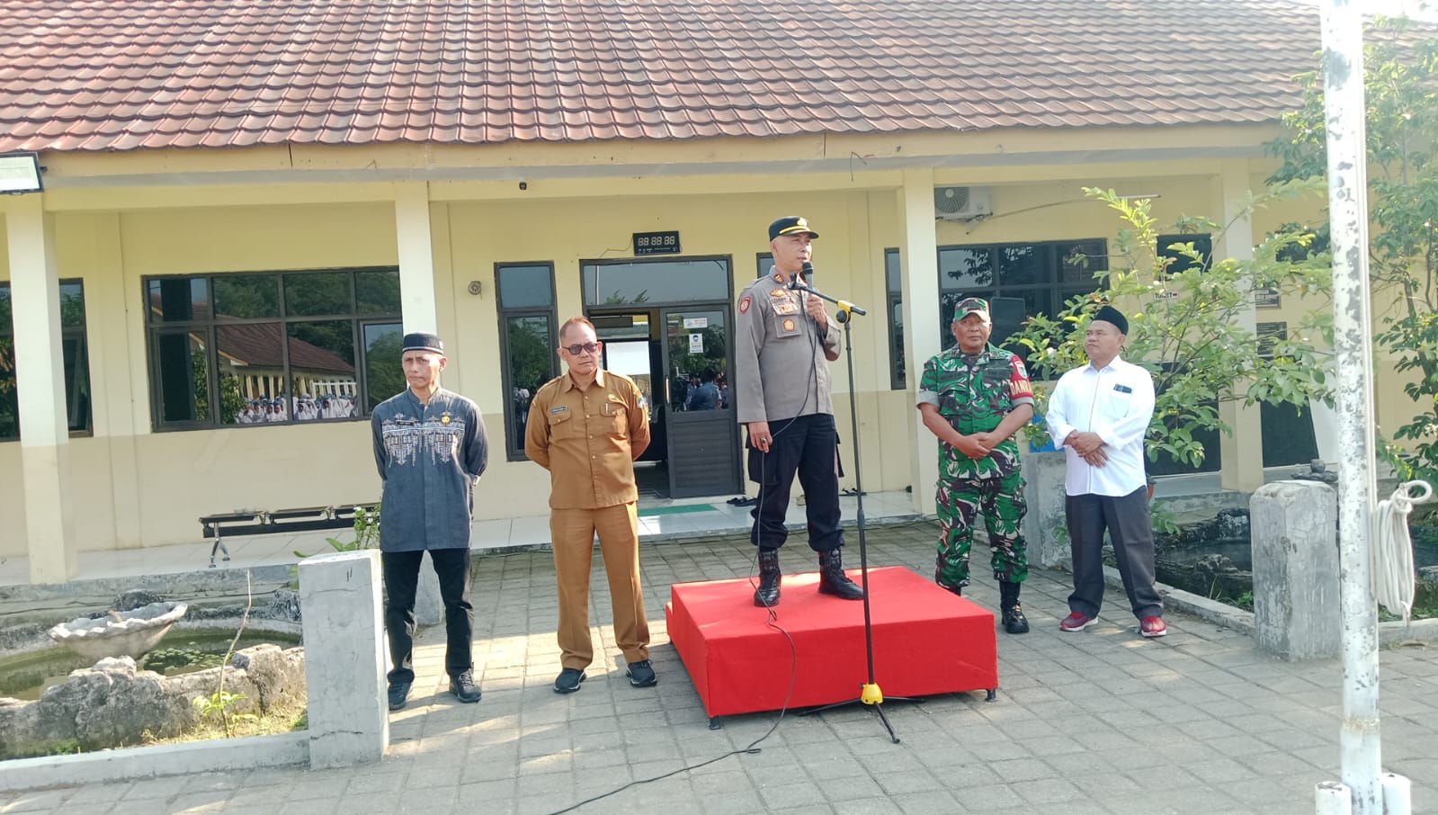 Kapolsek Leuwimunding AKP Kenedy Joko Lelono pimpin apel pagi di SMKN 1.