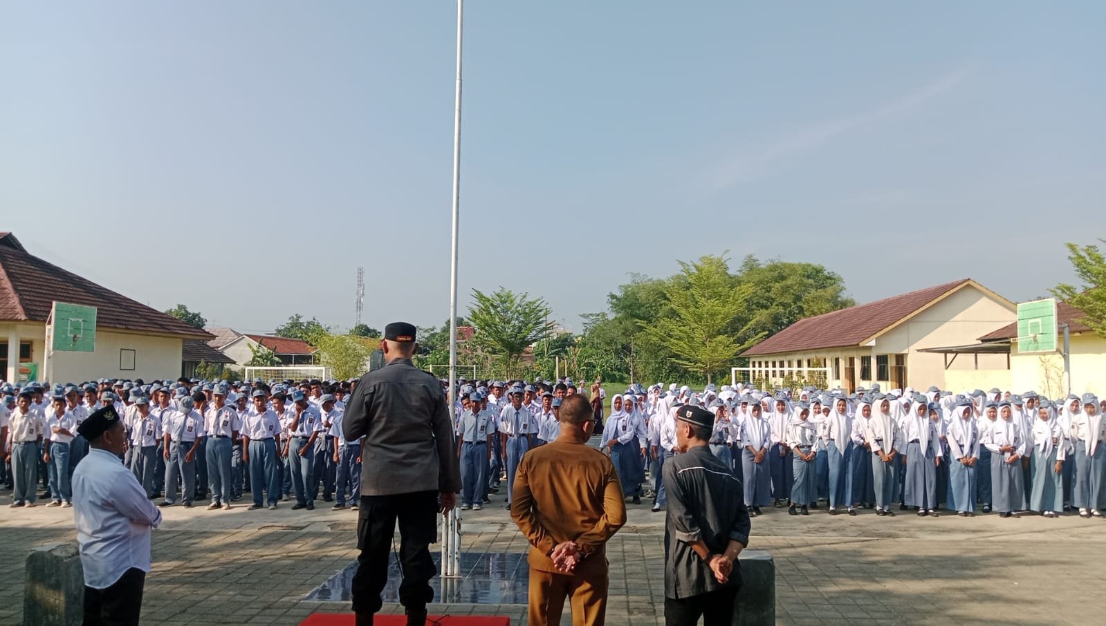 Kapolsek Tekankan Disiplin dan Karakter Pelajar SMKN 1 Leuwimunding