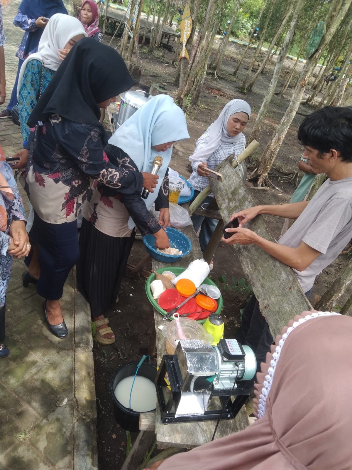 Pelatihan produksi renggining singkong berbahan baku kepiting bakau (Scylla sp.) Pelatihan produksi renggining singkong berbahan baku kepiting bakau (Scylla sp.)