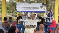 Dosen UBB melatih masyarakat Desa Pagarawan membuat renggining singkong kepiting bakau.