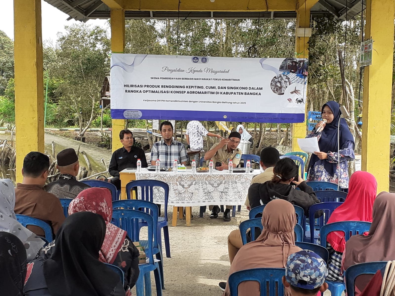Dosen UBB melatih masyarakat Desa Pagarawan membuat renggining singkong kepiting bakau.