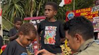 Personel Satgas Damai Cartenz menjalin keakraban dengan anak-anak di Puncak Jaya