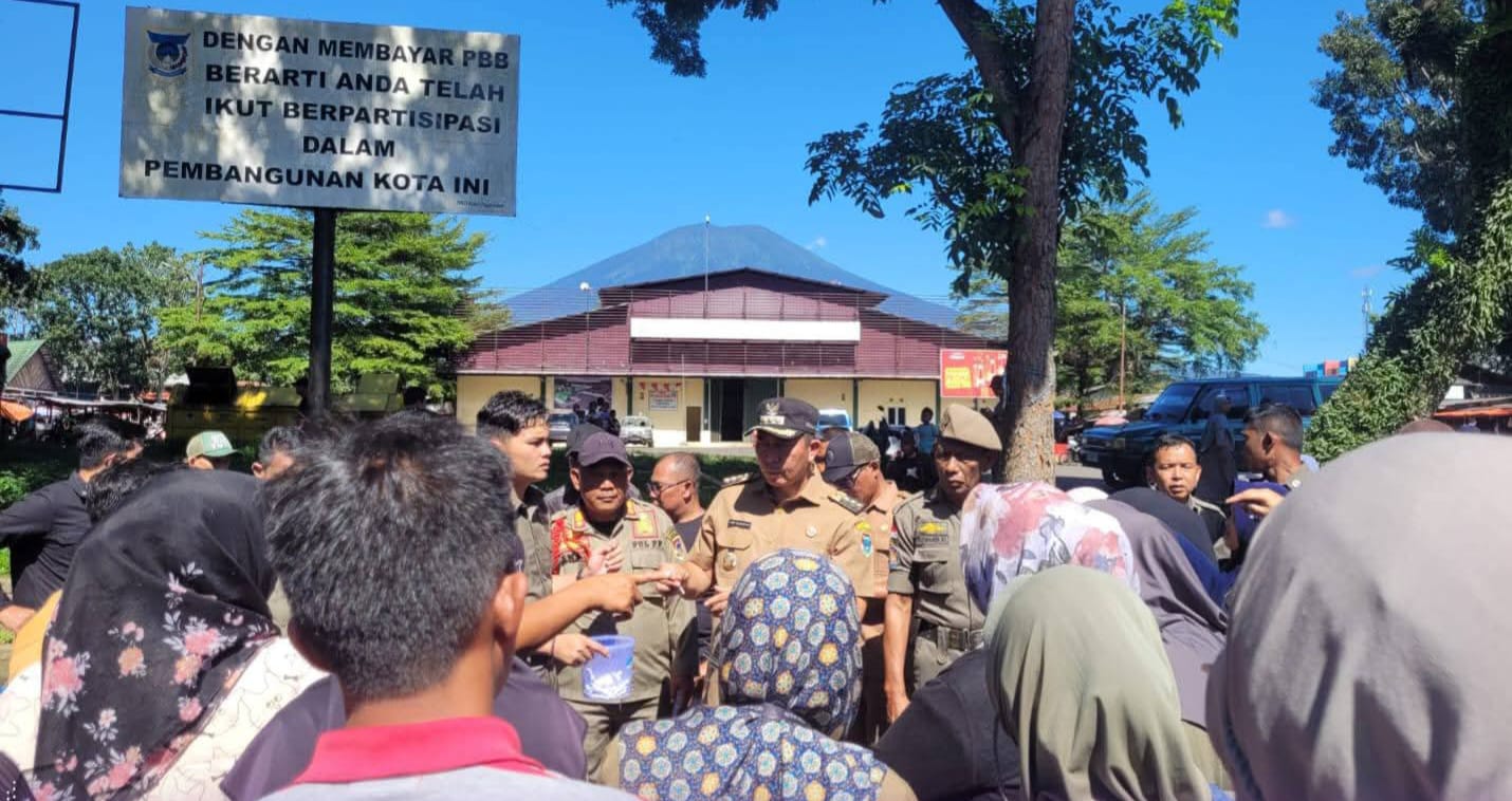 Wali Kota Pagar Alam Ludi Oliansyah merelokasi sementara pedagang Pasar Nendagung dengan sistem undian untuk rehabilitasi