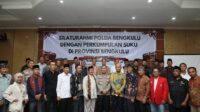 Kapolda Bengkulu Irjen Pol. Mardiyono bersama tokoh adat dan masyarakat suku se-Bengkulu menandatangani Deklarasi Damai