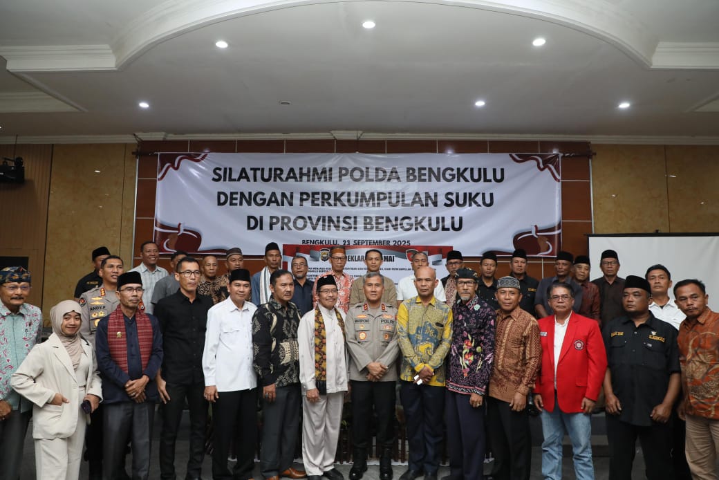 Kapolda Bengkulu Irjen Pol. Mardiyono bersama tokoh adat dan masyarakat suku se-Bengkulu menandatangani Deklarasi Damai