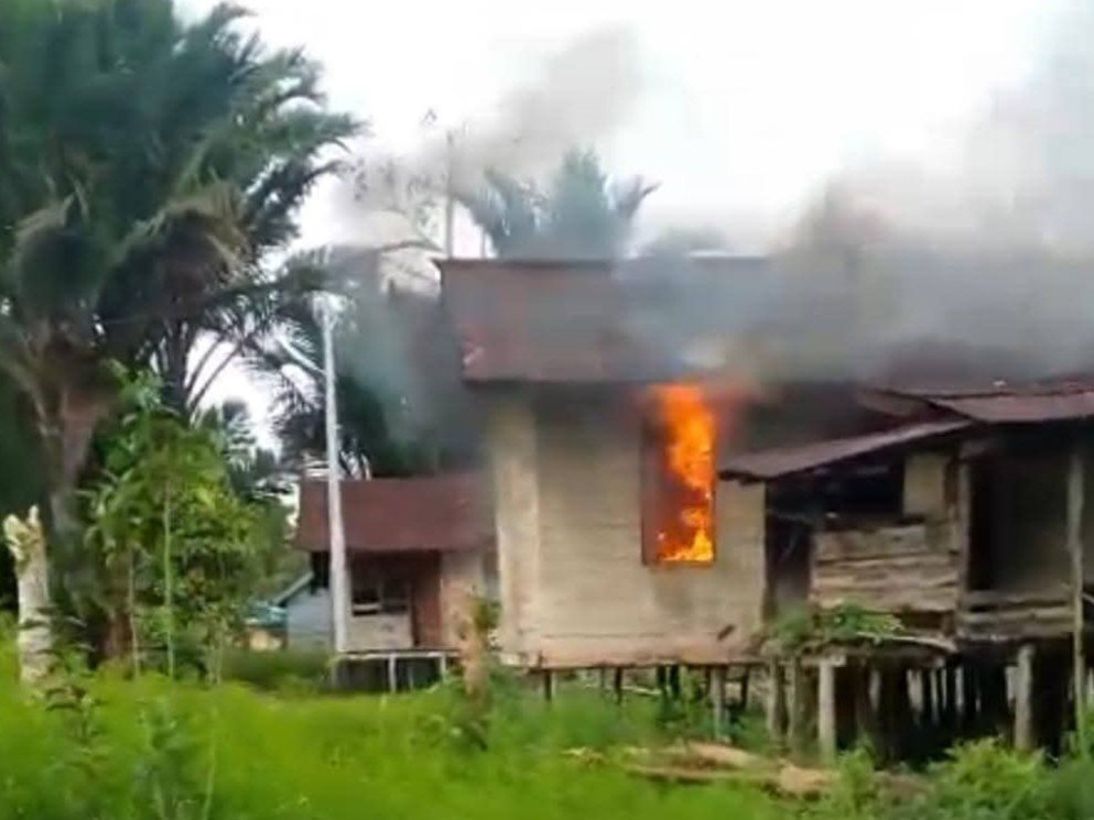 Korban tewas ditembak, rumahnya dibakar.