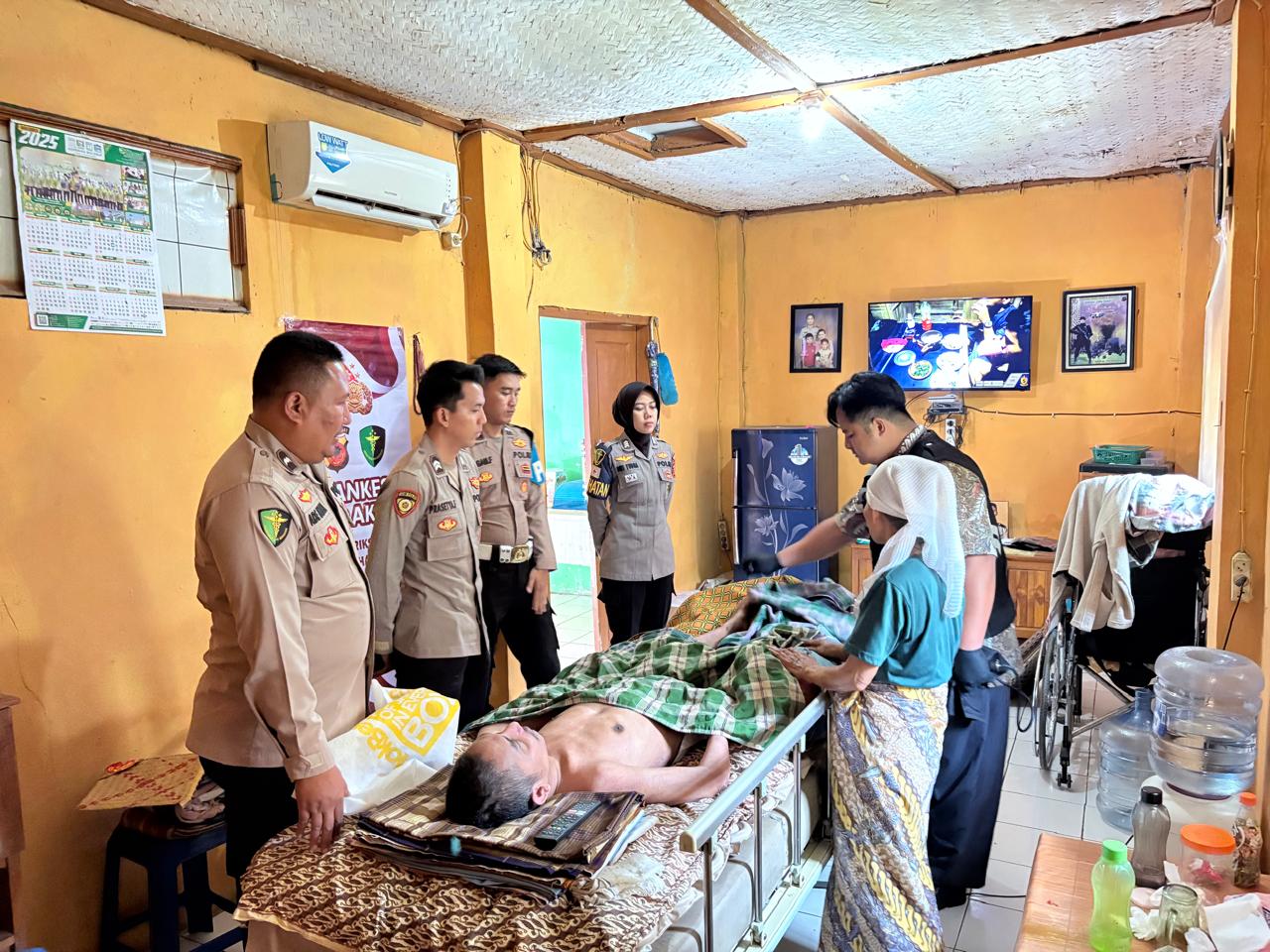 Tim medis memberi pemeriksaan, saran kesehatan, dan rujukan ke spesialis saraf. Tim medis memberi pemeriksaan, saran kesehatan, dan rujukan ke spesialis saraf.