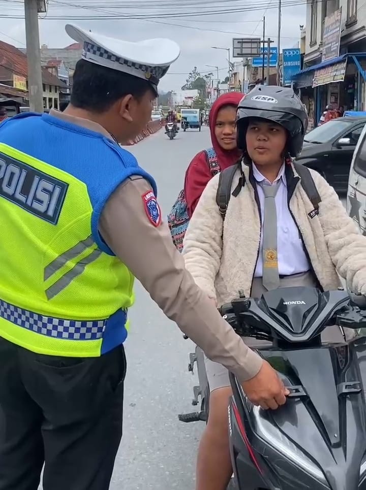 Satlantas Humbahas Intensifkan Patroli dan Edukasi Lalu Lintas Satlantas Humbahas Intensifkan Patroli dan Edukasi Lalu Lintas