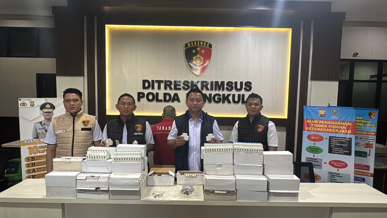 Polda Bengkulu menangkap JD, pengedar MCB listrik palsu yang tidak sesuai SNI.