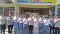 Polsek Kasokandel mengedukasi siswa SMK Tridaya Budi untuk mencegah kenakalan remaja dan tawuran.
