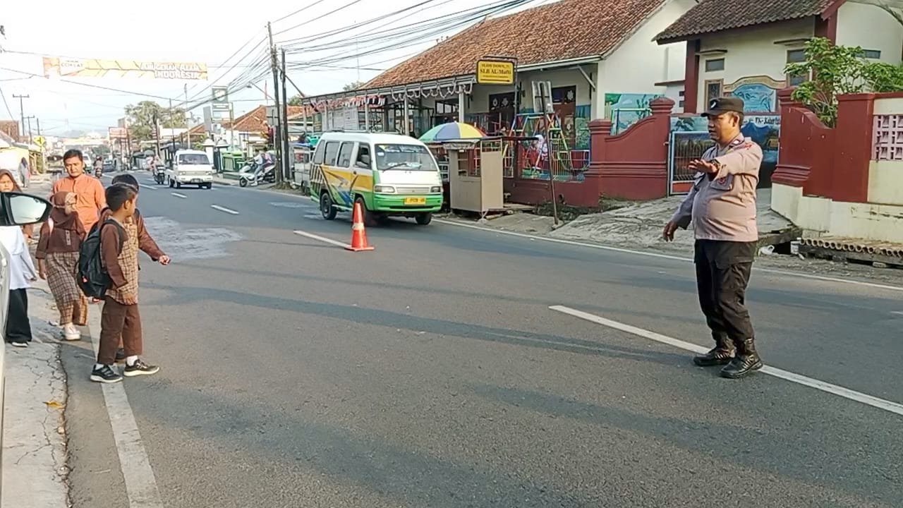 Polsek Cikijing menjaga kelancaran lalu lintas dan keselamatan pelajar serta pengguna jalan Polsek Cikijing menjaga kelancaran lalu lintas dan keselamatan pelajar serta pengguna jalan