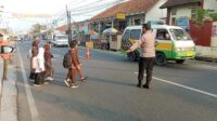 Polsek Cikijing melaksanakan gatur pagi di depan SDN Sukamukti II
