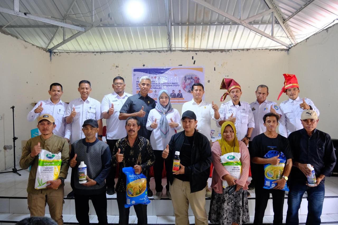 Bupati Gowa Sitti Husniah Talenrang menyalurkan KKS PKH dan BPNT di Biringbulu serta Tompobulu.