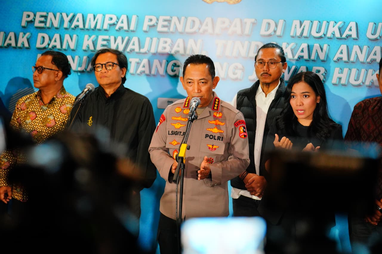 Kapolri Jenderal Listyo Sigit Prabowo menggelar dialog publik bersama koalisi masyarakat sipil dan sejumlah lembaga di Gedung PTIK, Jakarta Selatan, Senin (29/9/2025).