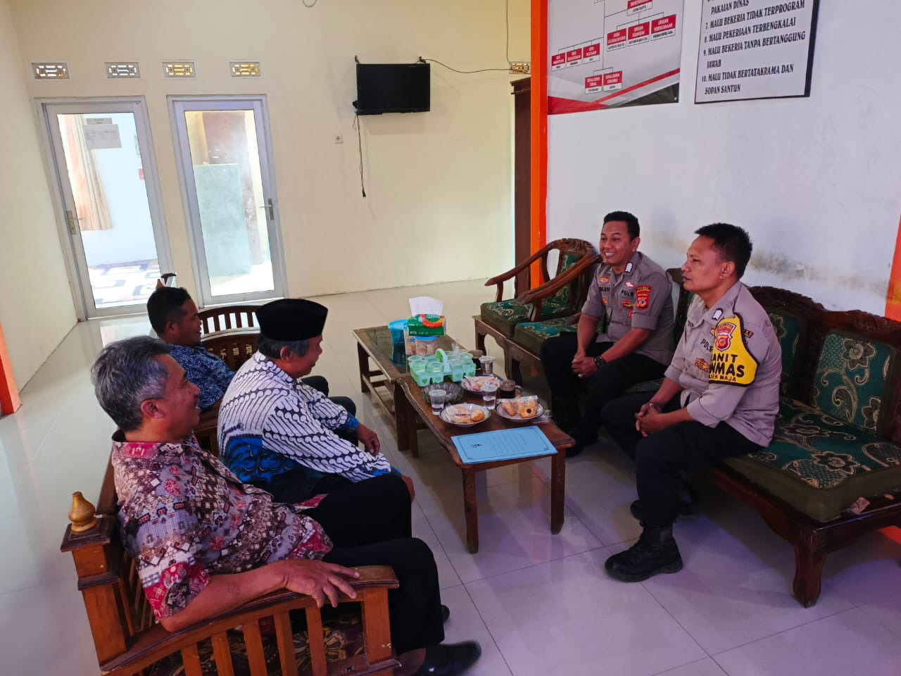 Polsek Maja mengajak warga menjaga keamanan lingkungan dan memperkuat sinergi agar desa tetap aman dan kondusif.