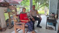 Bhabinkamtibmas Polsek Sukahaji sambangi warga Desa Cikeusik untuk mempererat silaturahmi dan mengajak masyarakat aktif menjaga kamtibmas demi lingkungan kondusif.