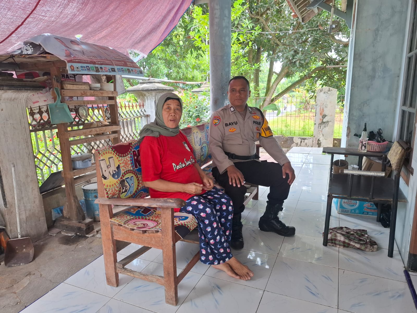 Bhabinkamtibmas Polsek Sukahaji sambangi warga Desa Cikeusik untuk mempererat silaturahmi dan mengajak masyarakat aktif menjaga kamtibmas demi lingkungan kondusif.