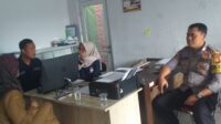 Bripka Dede Arif sambangi Perangkat Desa Cikijing untuk mengajak masyarakat menjaga kamtibmas.