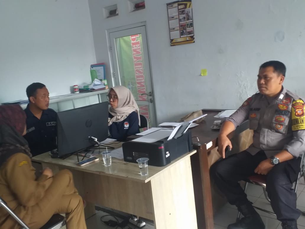 Bripka Dede Arif sambangi Perangkat Desa Cikijing untuk mengajak masyarakat menjaga kamtibmas.