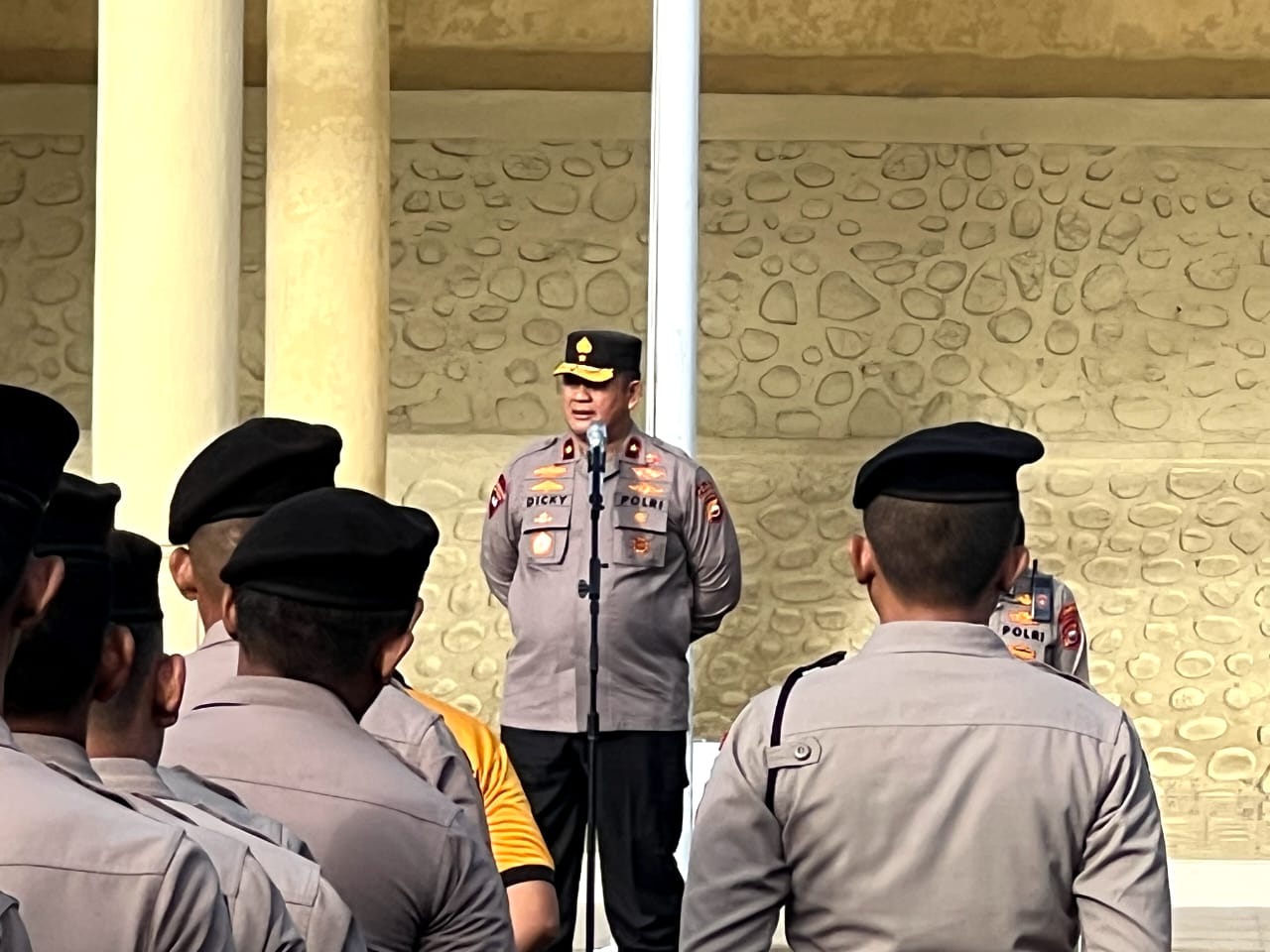 Wakapolda Bengkulu Brigjen Pol. Dicky Sondani menegaskan personel Polri harus menjauhi narkoba dan mensyukuri amanah dengan meningkatkan kinerja profesional demi pelayanan terbaik.