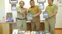 Bakuda dan Diskominfo Babel menyerahkan 517 buku pegawai kepada DKPUS Provinsi Babel.