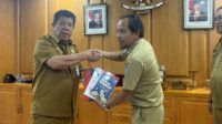 Gubernur Kepulauan Bangka Belitung Hidayat Arsani menyumbang belasan buku ke Perpusprov Babel