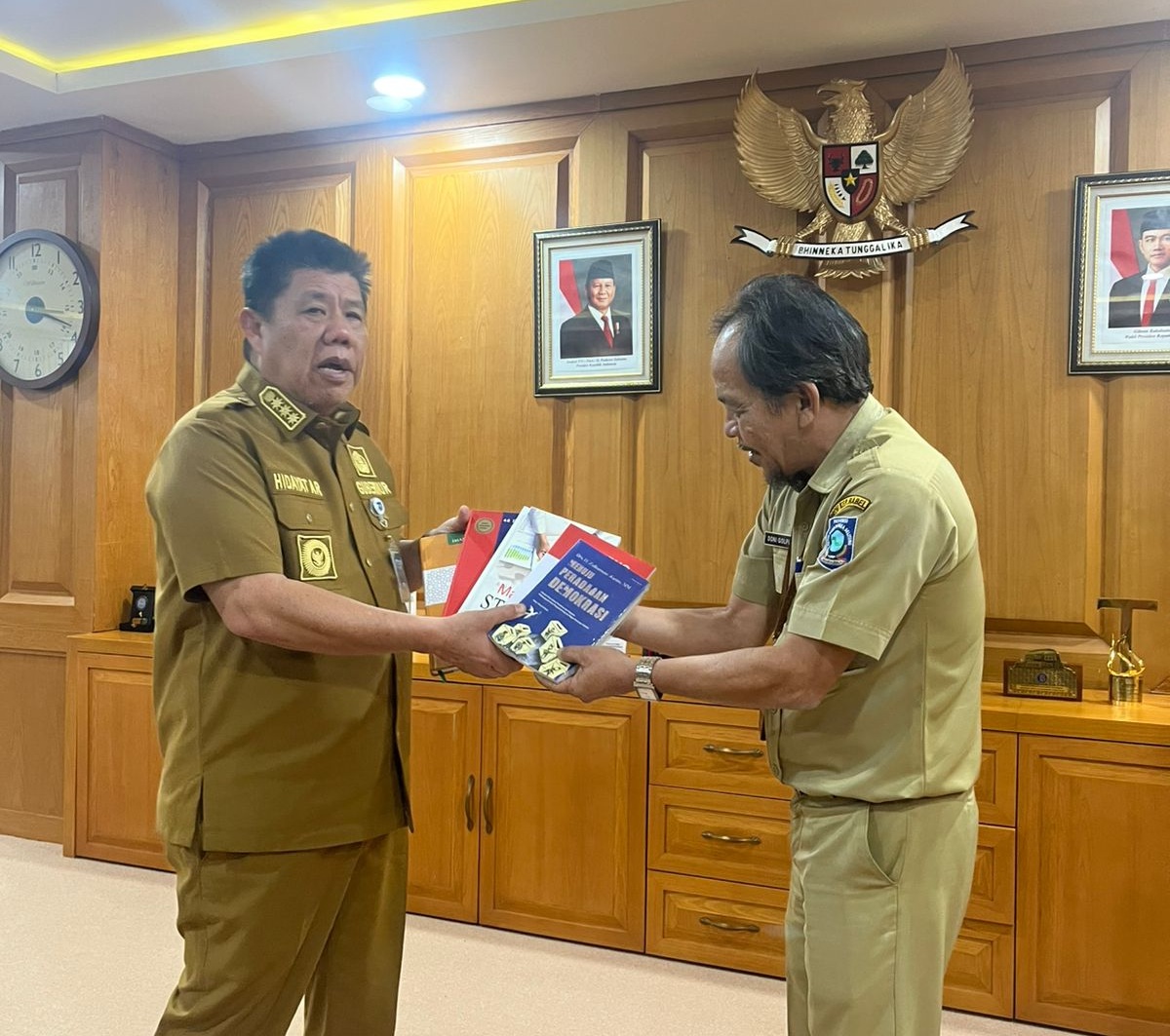 Gubernur Hidayat Sumbang Buku untuk Perpusprov Babel Gubernur Hidayat Sumbang Buku untuk Perpusprov Babel
