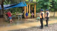 Satbrimob Bengkulu meninjau banjir di Desa Batiknau, Bengkulu Utara.