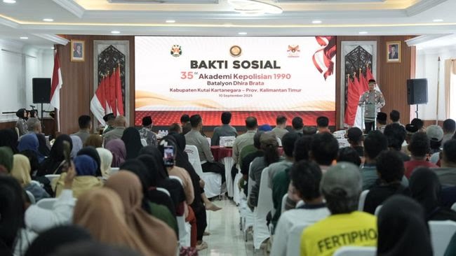 Alumni Akpol 1990 Batalyon Dhira Brata melakukan bakti sosial dengan membagikan 1.500 paket bantuan sembako di Kukar Kaltim.