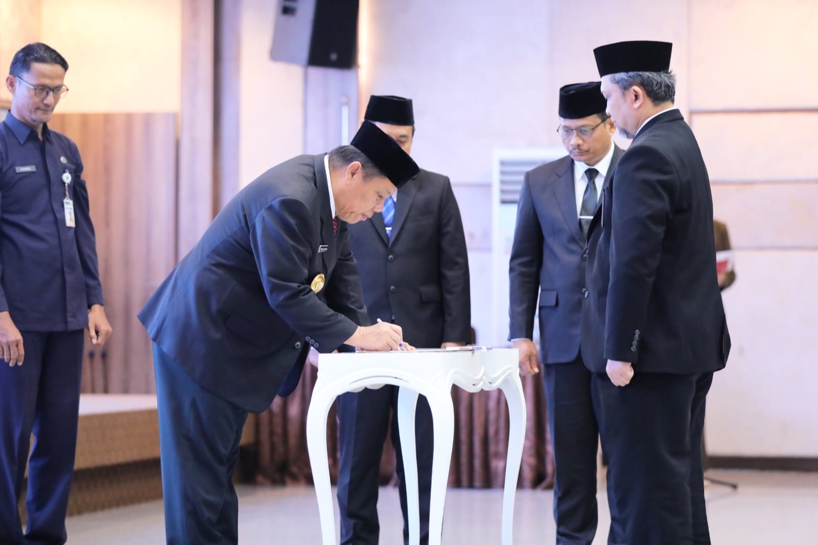 Gubernur Babel Hidayat Arsani mengukuhkan Dedi Yudistira sebagai Kepala BPKP Babel.
