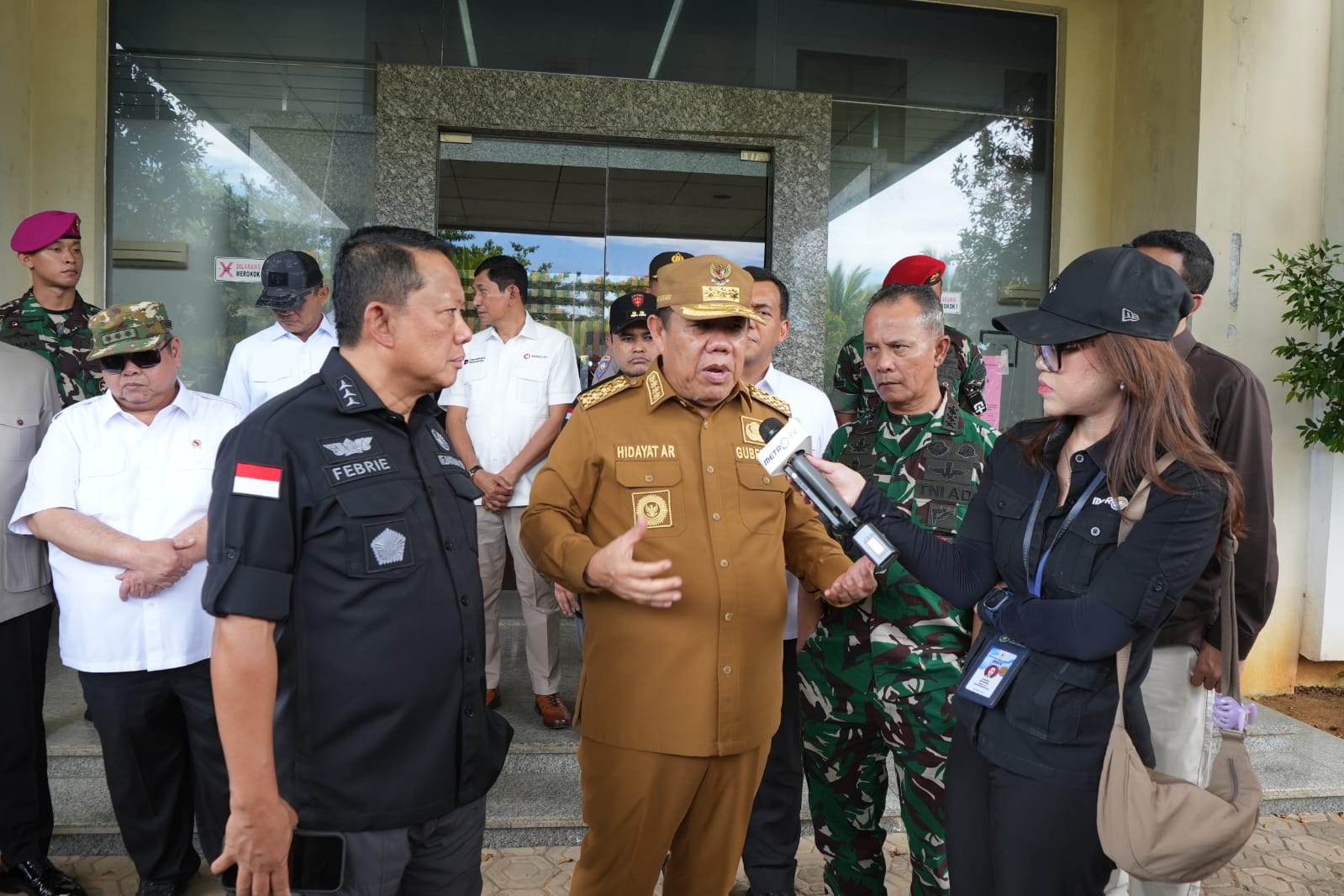 Gubernur Kepulauan Bangka Belitung (Babel) Hidayat Arsani meninjau smelter PT Tinindo Internusa di Pangkalpinang, Selasa (30/9/2025).