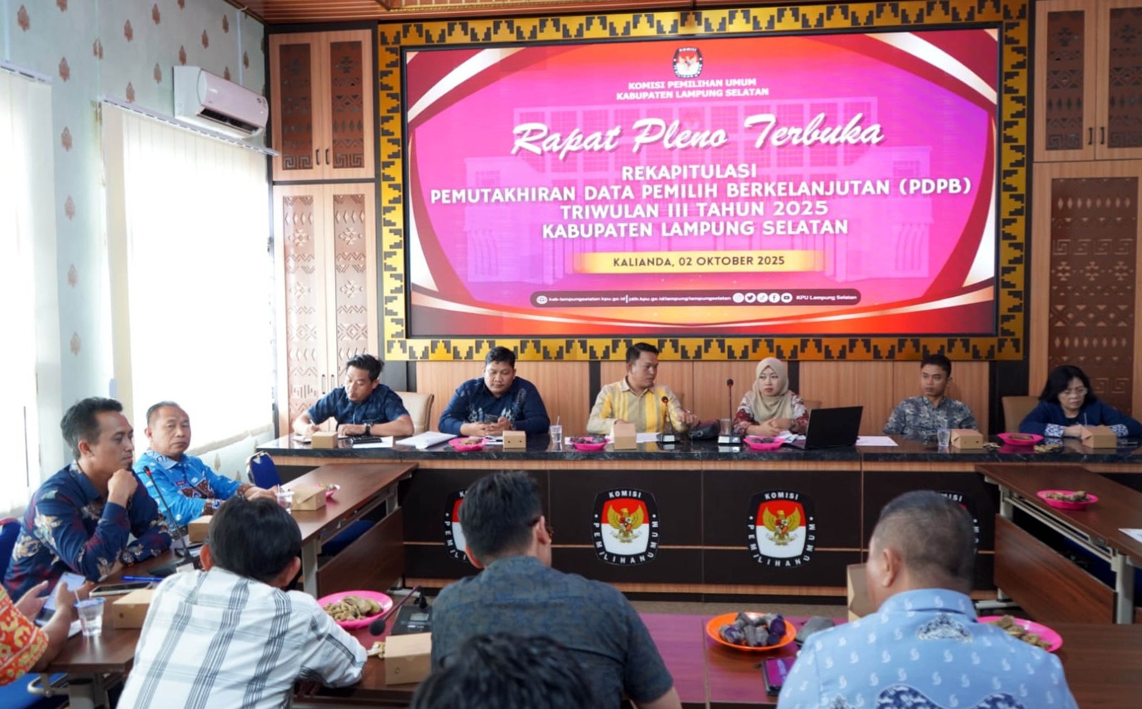 Rapat Pleno Terbuka Rekapitulasi Pemutakhiran Data Pemilih Berkelanjutan (PDPB) di Aula Kantor KPU Lampung Selatan, Kamis (2/10/2025).
