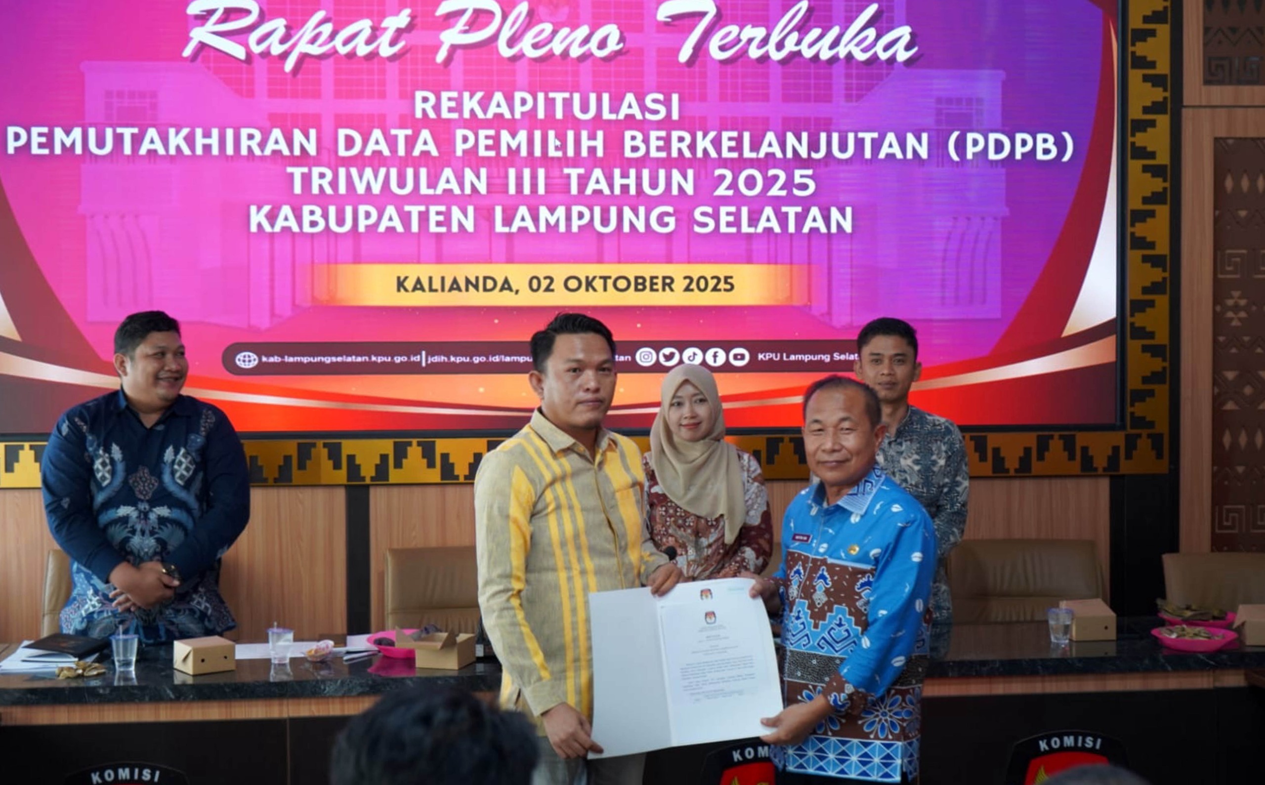 KPU Lampung Selatan menetapkan daftar pemilih berkelanjutan Triwulan III Tahun 2025 sebanyak 805.283 jiwa. KPU Lampung Selatan menetapkan daftar pemilih berkelanjutan Triwulan III Tahun 2025 sebanyak 805.283 jiwa.